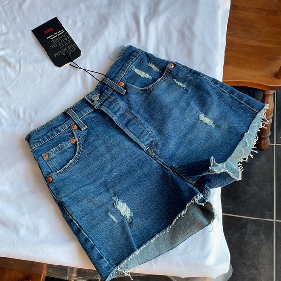 BNWT Levi’s Ribcage Jean Shorts Embroidered Super High-Rise | Size 25” waist - Picture 8 of 9